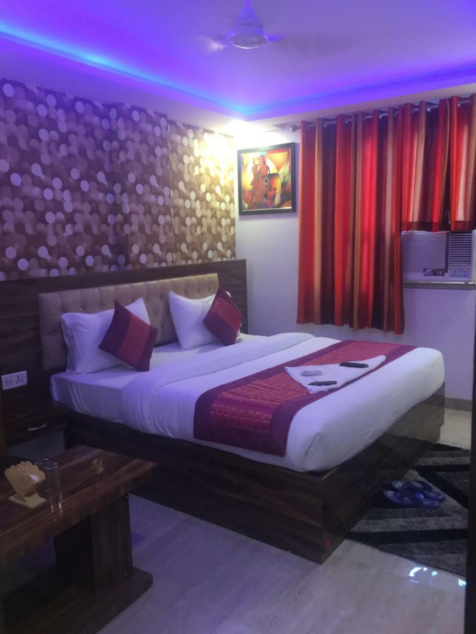 Small Double Room,947824012:JPEG